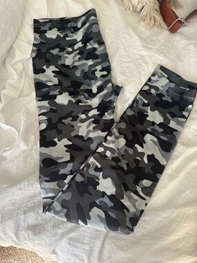 Women's High-Waist Camo Leggings in Black & Gray